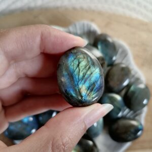 Labradorite pierre roulée – protection, imagination, régénération